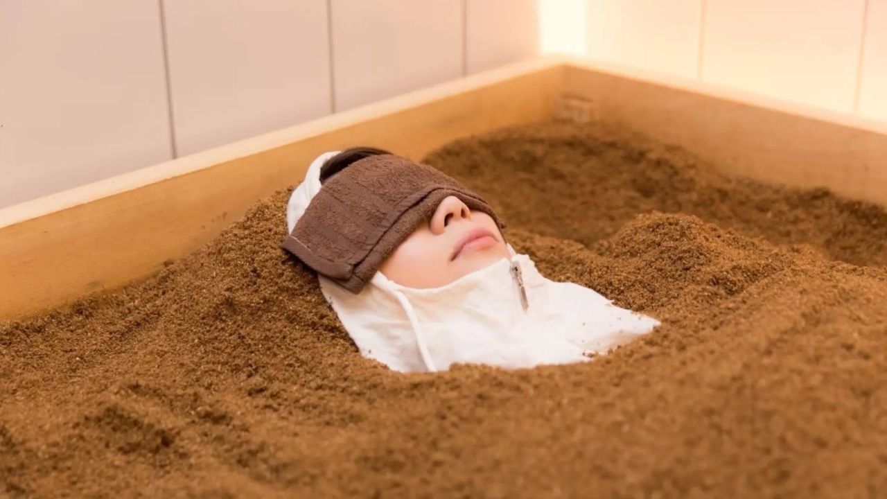 酵素温浴に入る女性